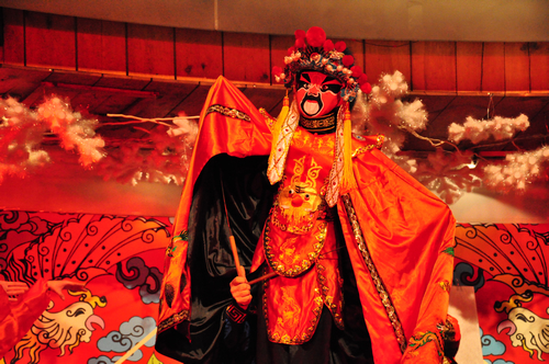 青島平安夜盛行中國風 川劇變臉引爆全場