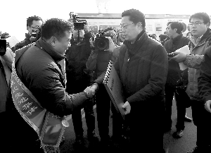 慰問表彰建設者取代了剪彩儀式 本版攝影 現代快報記者 顧煒