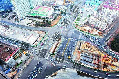 地鐵五四廣場站調流 山東路香港中路通行道東移32米 地鐵五四廣場站調流 山東路香港中路通行道東移32米