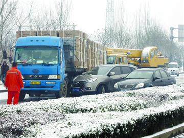 青島小雪致路面濕滑事故頻發