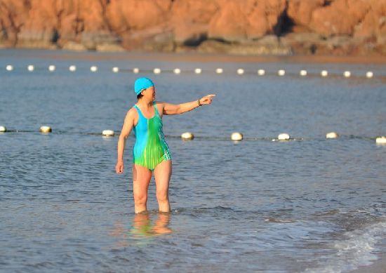 前海一線海水結冰 極寒天難擋冬游健將