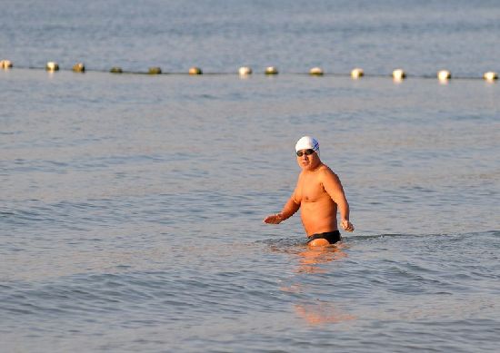 前海一線海水結冰 極寒天難擋冬游健將