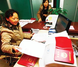 千對新人追捧好日子 登記處趕制結婚證