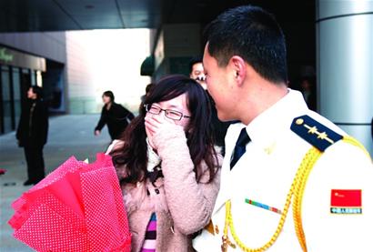 30人預(yù)謀搶劫大拇指廣場(chǎng) 蒙面劫匪熱舞求婚 30人預(yù)謀搶劫大拇指廣場(chǎng) 蒙面劫匪熱舞求婚