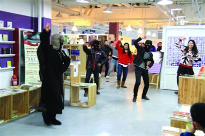 30人預(yù)謀搶劫大拇指廣場(chǎng) 蒙面劫匪熱舞求婚 30人預(yù)謀搶劫大拇指廣場(chǎng) 蒙面劫匪熱舞求婚