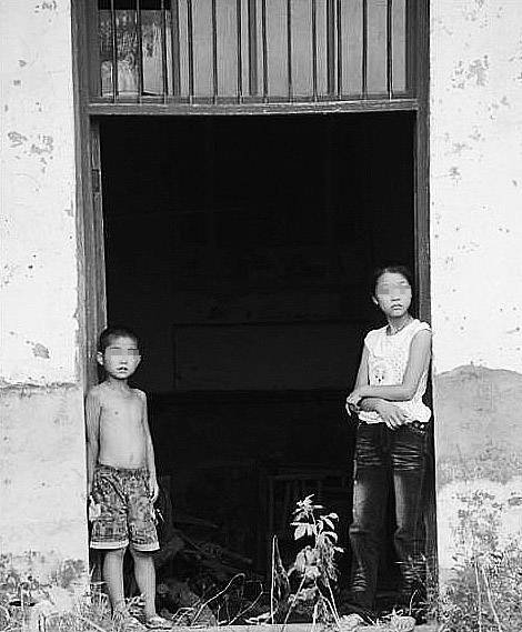 周飛龍遇害后,妻子改嫁,留下一對年幼的兒女。