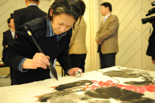 政協書畫筆會舉行 委員盡展才情贊青島