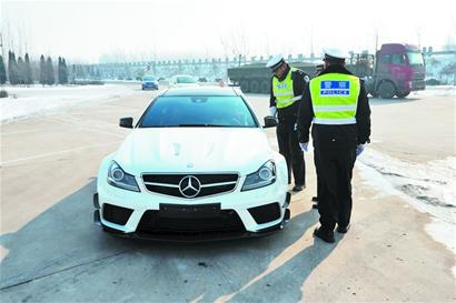 大奔時速213公里被查 司機(jī)稱開慢了是傻子