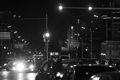 1月2日，崇文門附近，汽車在等待黃燈。 新京報記者 周崗峰 攝