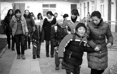 民政部稱將排查收留孤兒情況 民間收養將入監管