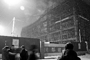 坍塌的在建樓一側腳手架發生明顯變形。張志善/攝