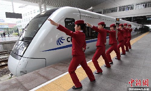 海西動姐擺出“動車style”，以良好的精神風貌迎蛇年春運 