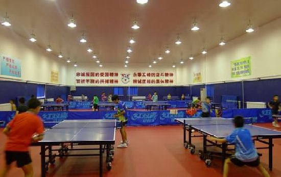 在魯能乒乓球青島訓(xùn)練基地，小隊(duì)員們?cè)诜e極訓(xùn)練  