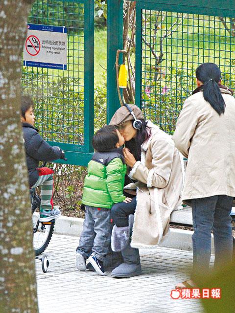 張柏芝熱吻兩愛子 小Q墊腳尖獻吻萌翻網友