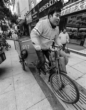 1月8日，被錄用為武義縣桐琴鎮(zhèn)基層公務(wù)員的巫康健騎著垃圾車(chē)前往另外一個(gè)街區(qū) 新華社發(fā)