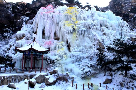 平度茶山現冰瀑奇觀 傾瀉而下蔚為壯觀
