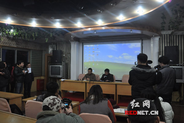 (長沙救助站負責人說明當晚情況。)