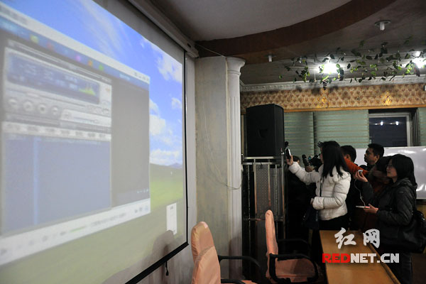 (公布當晚與暗訪記者父親通電話的錄音。)