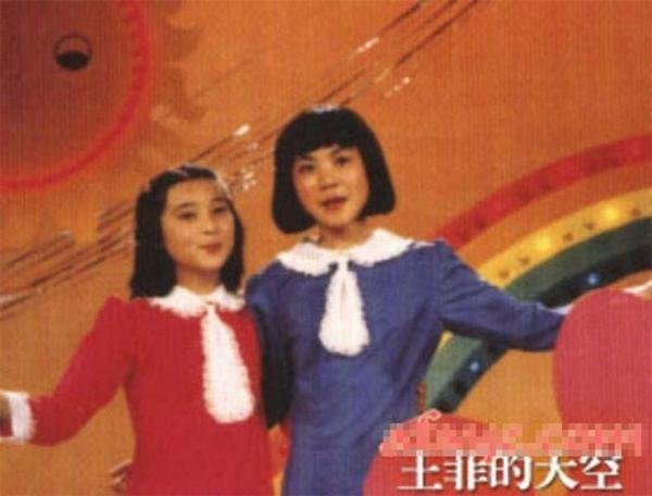 王菲16歲處女座唱片封面曝光 嬰兒肥甜美短發造型