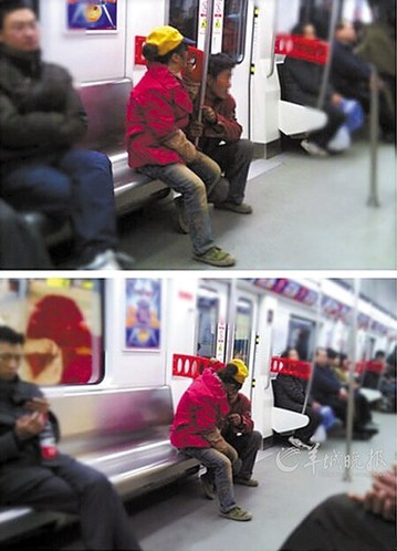 農民工擔心弄臟座椅蹲在地鐵門口