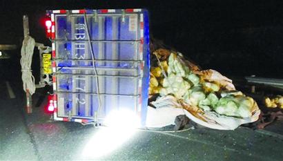 兩輛超載運菜貨車側翻