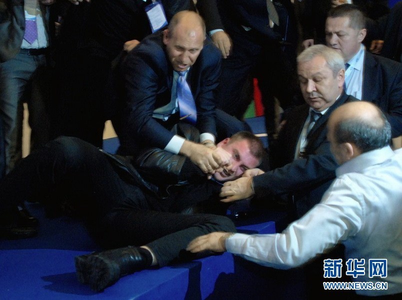 保加利亞一男子槍擊政客未遂被群毆 保加利亞一男子槍擊政客未遂被群毆