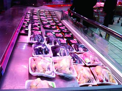 “速成雞”事件后多數(shù)市民不敢吃雞肉雞銷量大減養(yǎng)雞戶直喊冤 “速成雞”事件后多數(shù)市民不敢吃雞肉雞銷量大減養(yǎng)雞戶直喊冤