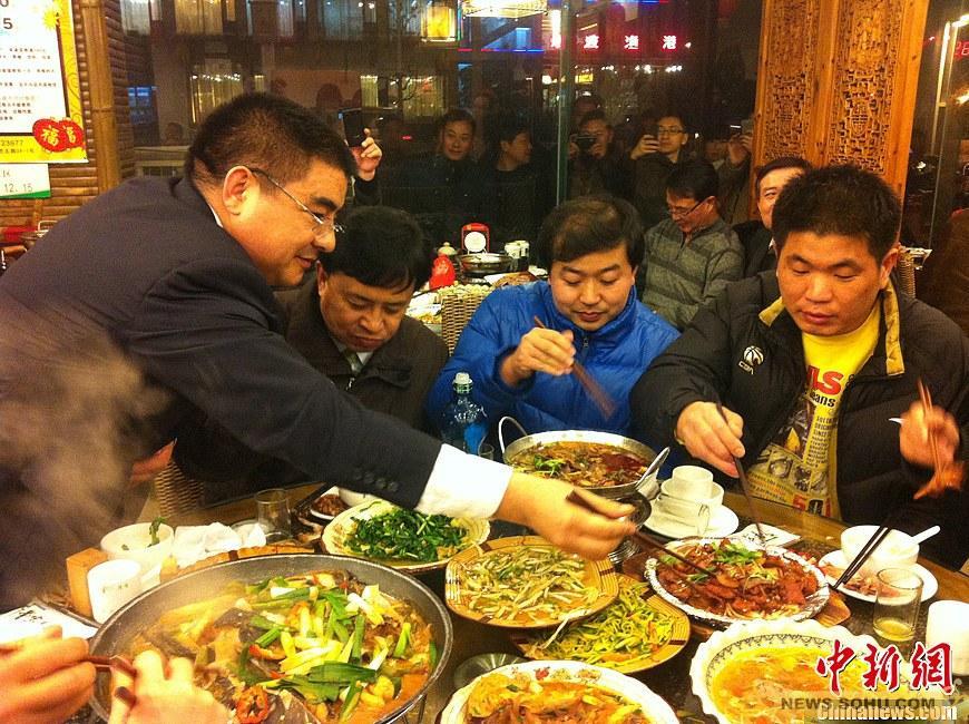 召節約糧食 陳光標率員工吃酒店剩飯