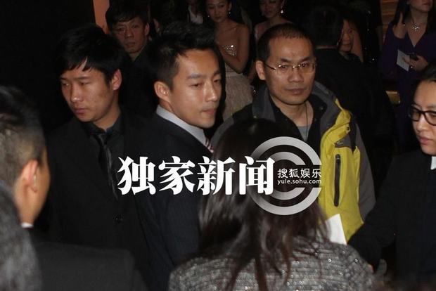 汪小菲現身向媒體雙手作揖 玩快閃避大S懷孕傳聞