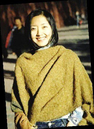 柴靜懶理“小三”風波 素顏離北京獨自坐經濟艙