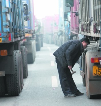 大霧致高速封閉 204國道上千輛車被困一夜
