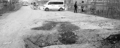 圖為損毀嚴(yán)重的路面。