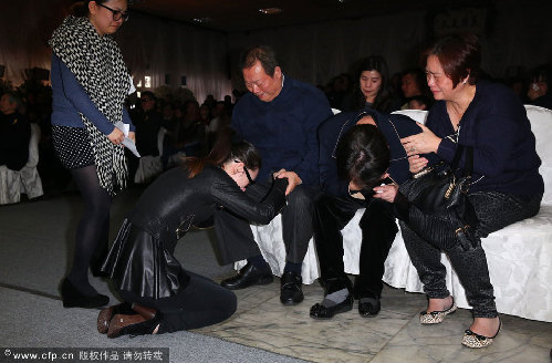 2013年2月3日訊，臺北，2月2日，藝人戎祥追悼會舉行。戎祥遺孀墨鏡現身跪地哭倒，藝人大小S，以及她們的夫婿汪小菲、許雅鈞，還有章子怡等人都送花致意。戎祥在演藝圈近20年，好友庹宗康、宋少卿、秦偉、九孔、白云、陳建州、Makiyo、陳為民、胡瓜等人都到場送他最后一程，陳為民更是一踏出會場哭到不能言語，最后更因太過思念好友，傷心地說：“戎祥，你在地下等我。”庹宗康和戎祥高中結為好友，他一反往常堅強，情緒崩潰：“我昨天夢到他，要我陪他散散步，我真的很希望能陪他多走一點時間！他走后，所有朋友都會幫他照顧家里、照顧芊合。” 圖為戎祥遺孀哭倒跪地。