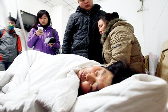 火災后，袁厲害因突發高血壓病倒住院，一度陷入昏迷。（攝影盧廣等）