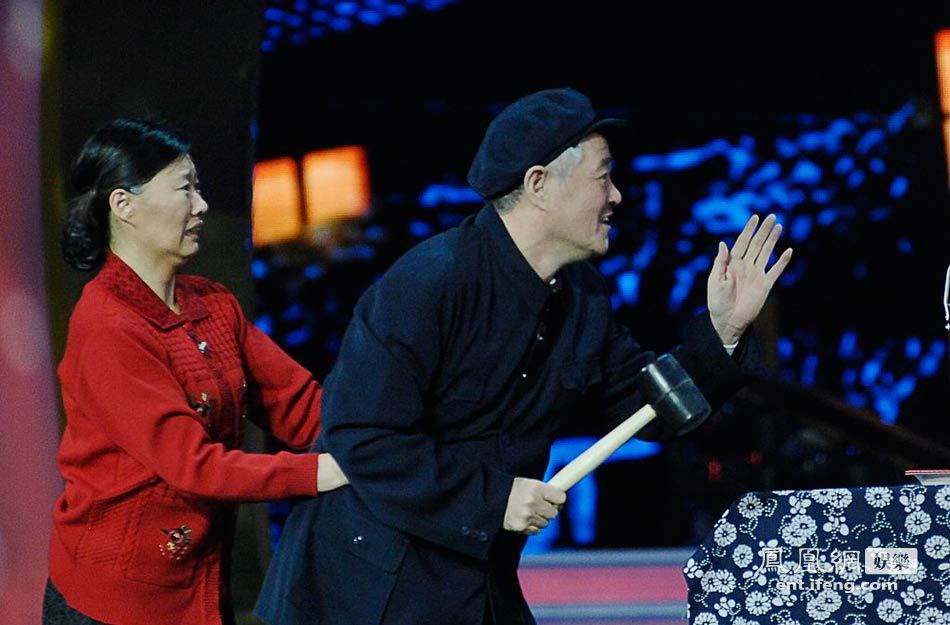 趙本山參加2013江蘇衛視春晚小品《有錢了》錄制。