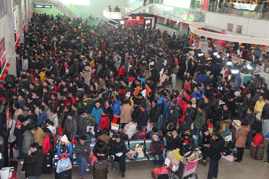 汽車站候車廳座無(wú)虛席 初三回娘家提前買(mǎi)票