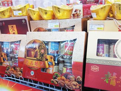 青島年貨榜啤酒排老大 水果禮盒成新寵(圖) 青島年貨榜啤酒排老大 水果禮盒成新寵(圖)