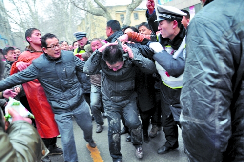 上百人圍住現場，司機被打得鼻青臉腫。