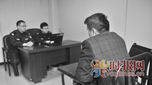 南岸區(qū),民警對(duì)被抓獲的“黑車(chē)”司機(jī)王洪詢(xún)問(wèn)案發(fā)當(dāng)時(shí)的細(xì)節(jié)