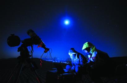 小行星險撞地球 小行星險撞地球