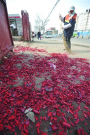 幼兒園開業放開門炮 千頭炮炸出20米垃圾帶