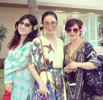 王菲李亞鵬舉家海外度春節