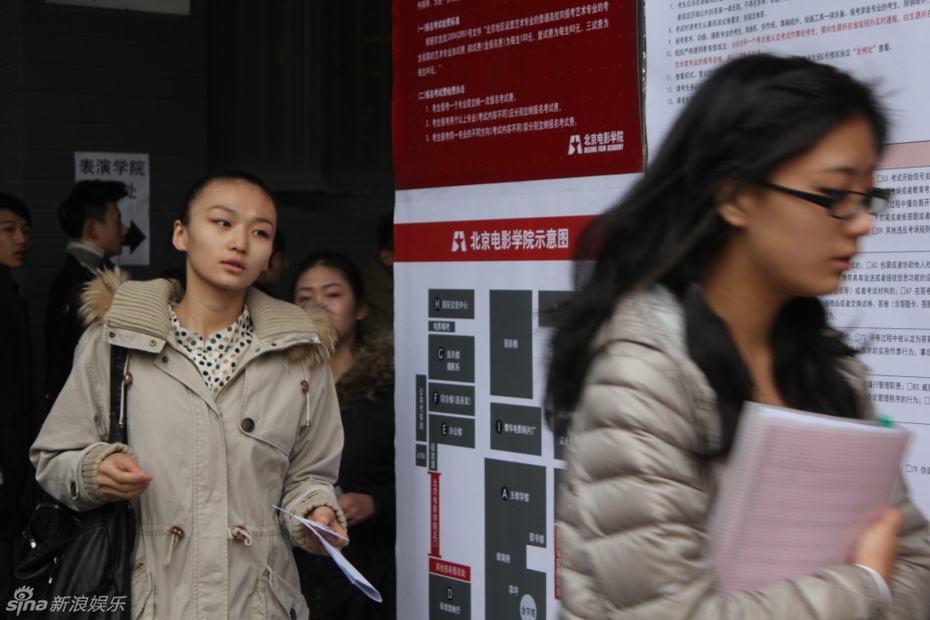 2013藝考外場(chǎng)曝光 考生相貌如“重慶選美”翻版湯唯吸睛