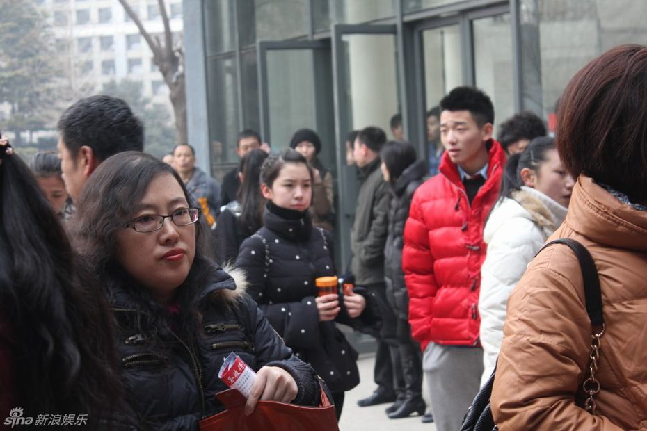 2013藝考外場(chǎng)曝光 考生相貌如“重慶選美”翻版湯唯吸睛