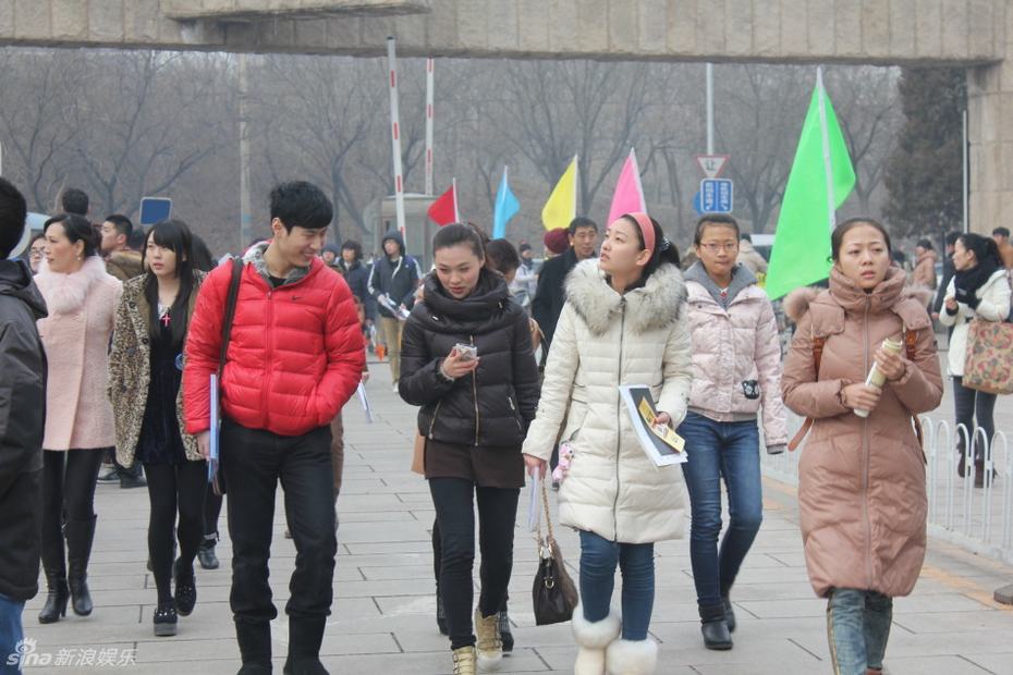 2013藝考外場(chǎng)曝光 考生相貌如“重慶選美”翻版湯唯吸睛