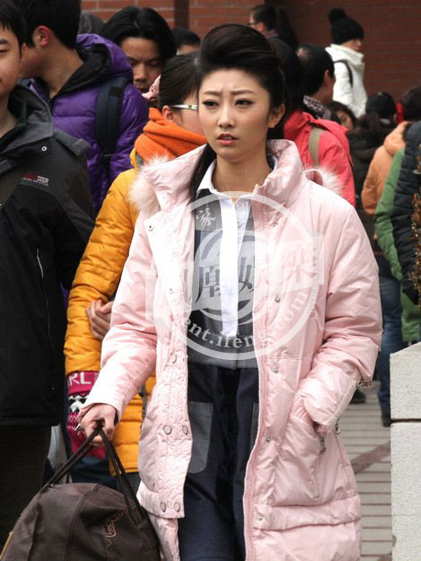 2013藝考外場(chǎng)曝光 考生相貌如“重慶選美”翻版湯唯吸睛