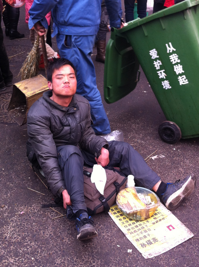 零錢哥現身糖球會 衣著單薄坐地乞討 零錢哥現身糖球會 衣著單薄坐地乞討