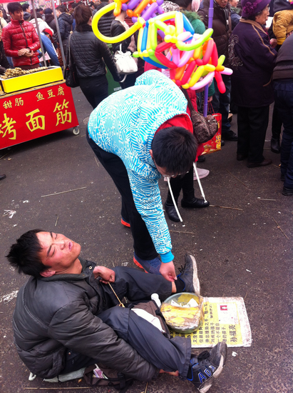 零錢哥現身糖球會 衣著單薄坐地乞討 零錢哥現身糖球會 衣著單薄坐地乞討