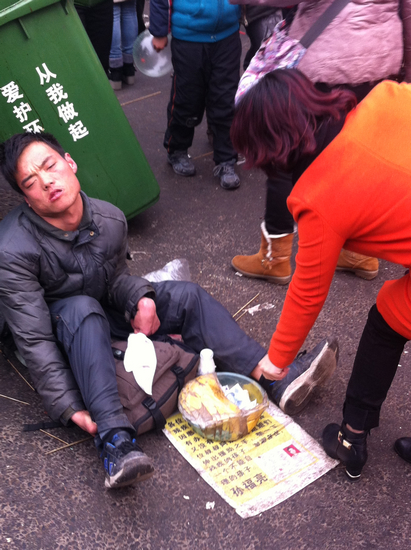 零錢哥現身糖球會 衣著單薄坐地乞討 零錢哥現身糖球會 衣著單薄坐地乞討