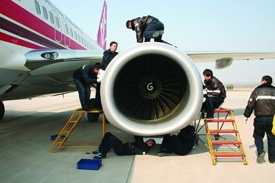 中聯航客機萬米高空發動機停轉